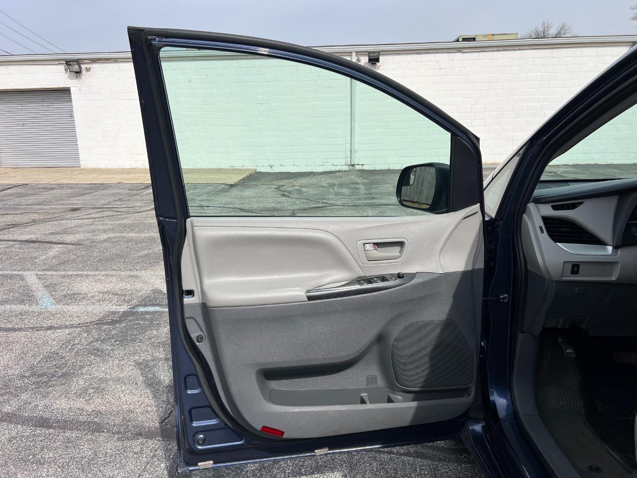 Toyota Sienna LE 7-Passenger Mobility 2020