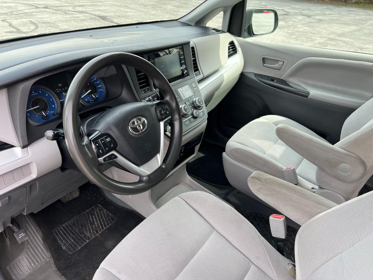 Toyota Sienna LE 7-Passenger Mobility 2020