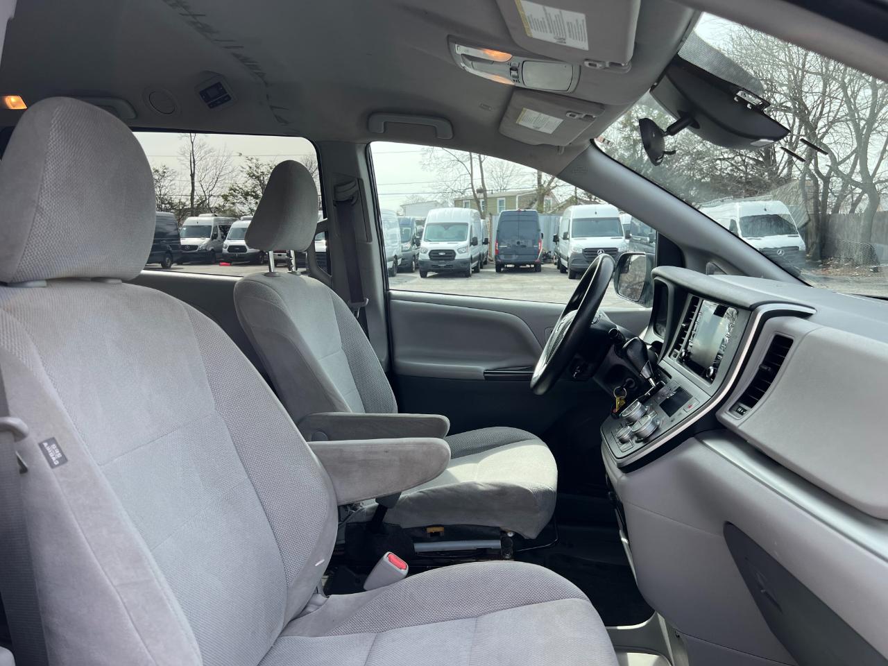Toyota Sienna LE 7-Passenger Mobility 2020
