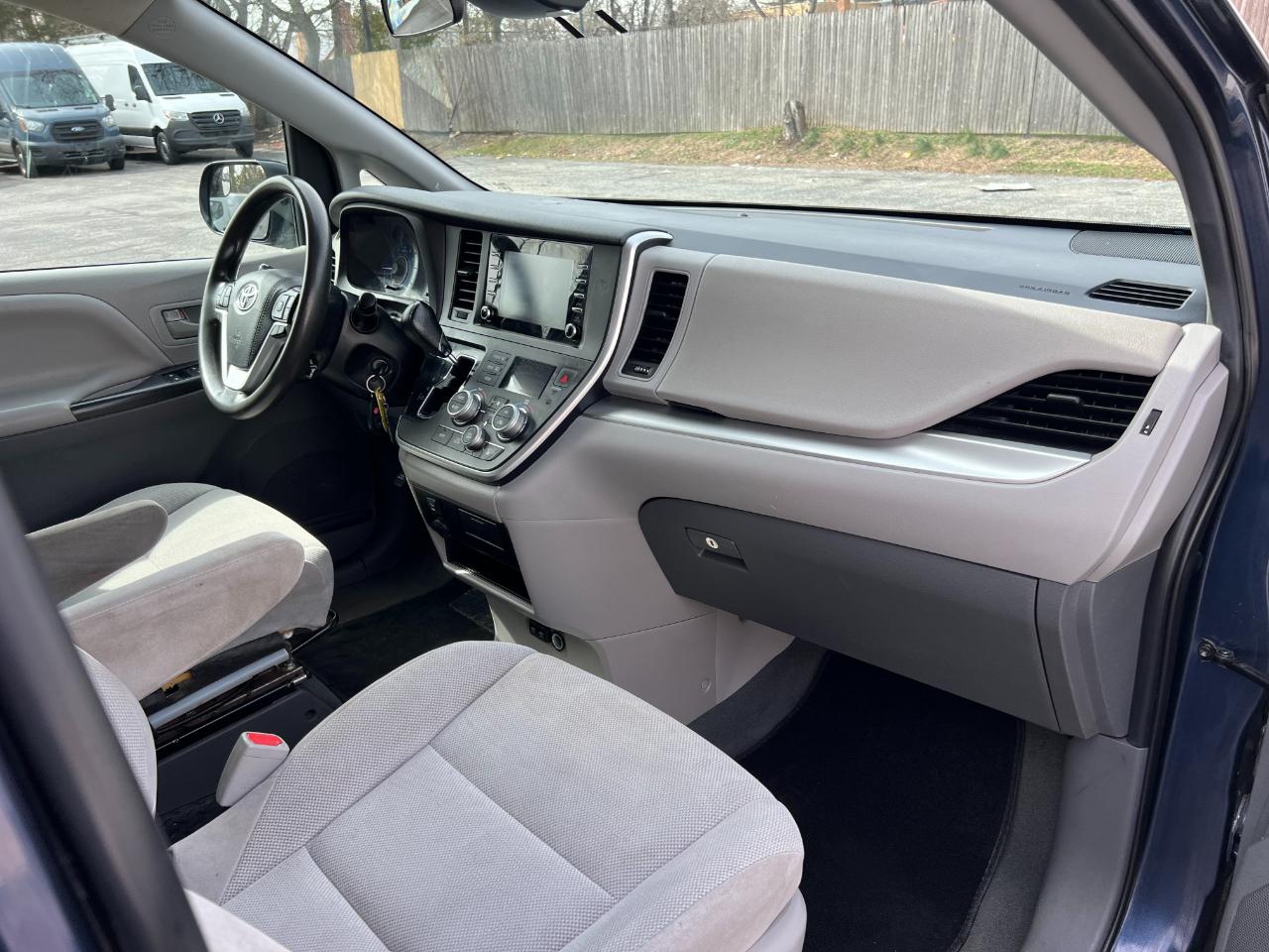 Toyota Sienna LE 7-Passenger Mobility 2020