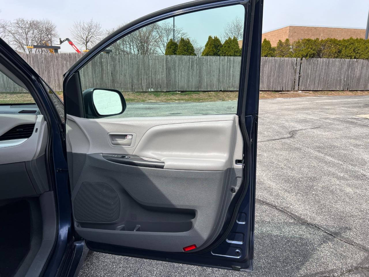 Toyota Sienna LE 7-Passenger Mobility 2020