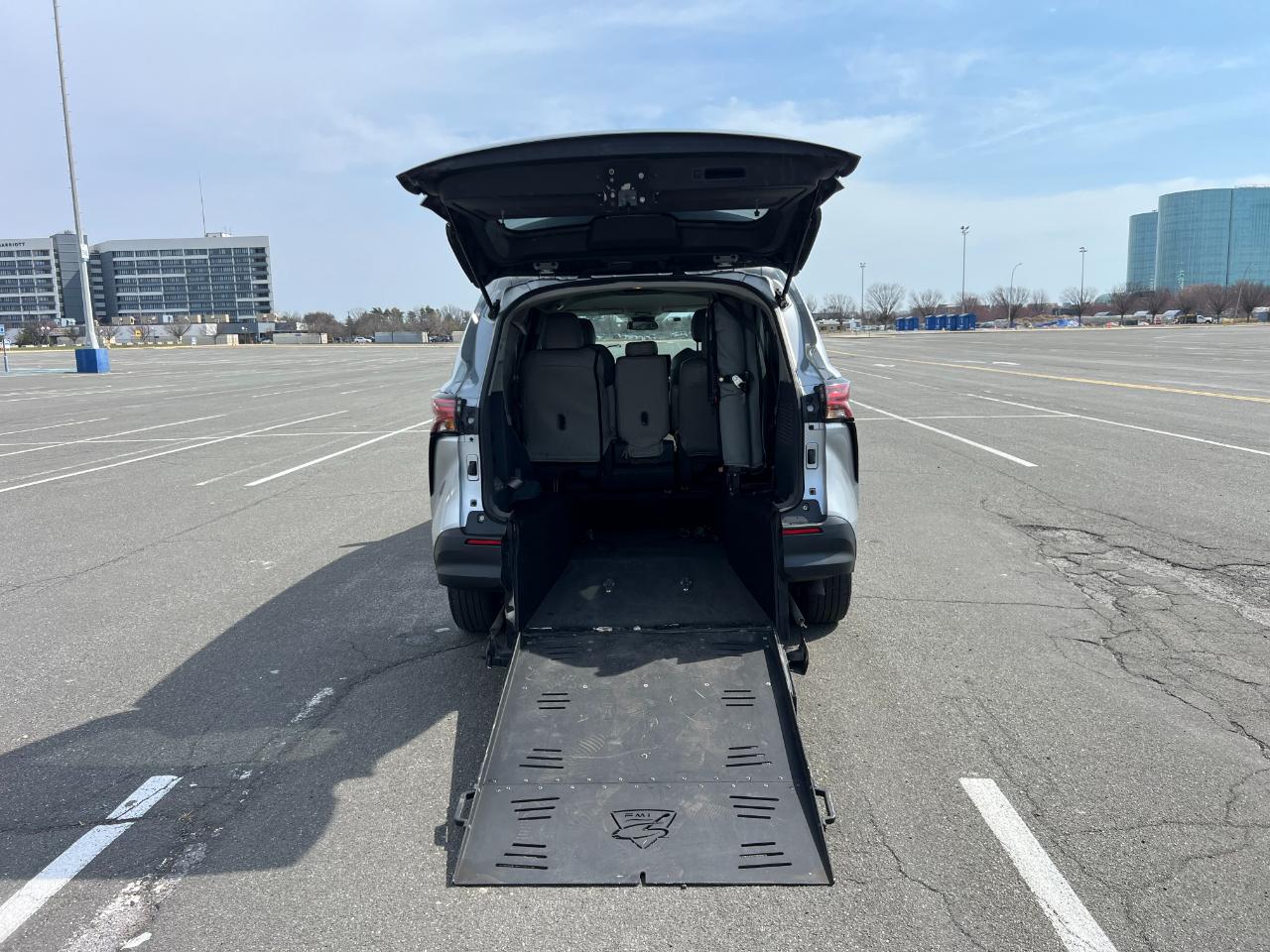 Toyota Sienna LE 8-Passenger 2022