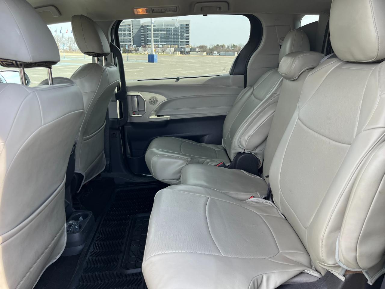 Toyota Sienna LE 8-Passenger 2022