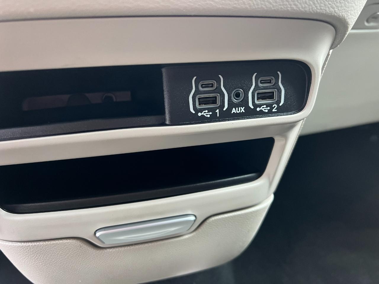 Chrysler Voyager LX 2024