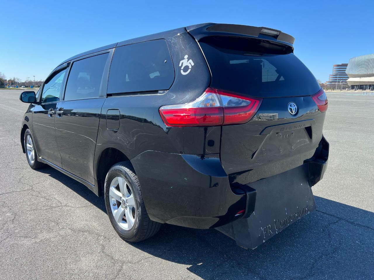 Toyota Sienna LE 7-Passenger Mobility 2020