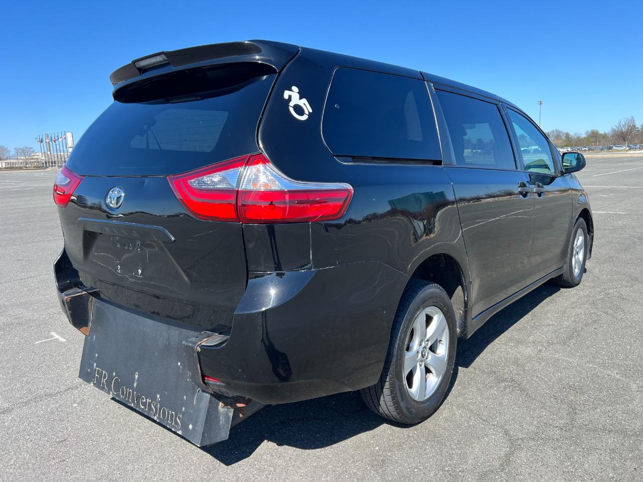 Toyota Sienna LE 7-Passenger Mobility 2020