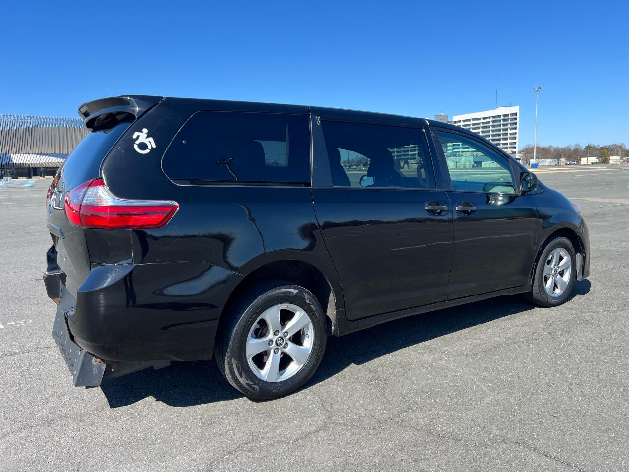 Toyota Sienna LE 7-Passenger Mobility 2020