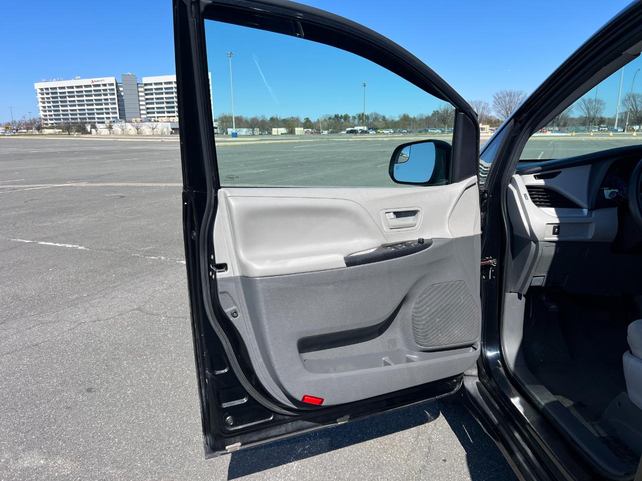 Toyota Sienna LE 7-Passenger Mobility 2020