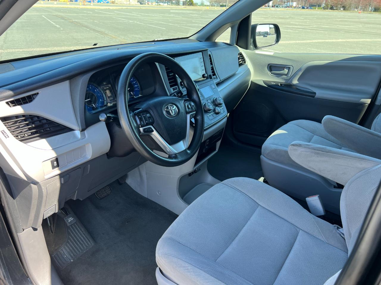 Toyota Sienna LE 7-Passenger Mobility 2020