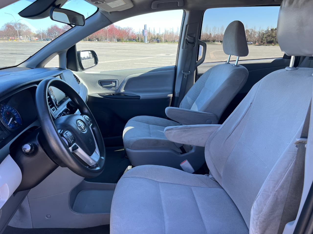 Toyota Sienna LE 7-Passenger Mobility 2020