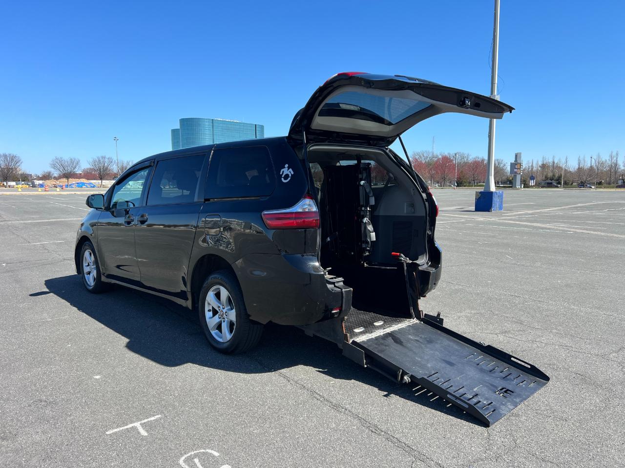 Toyota Sienna LE 7-Passenger Mobility 2020