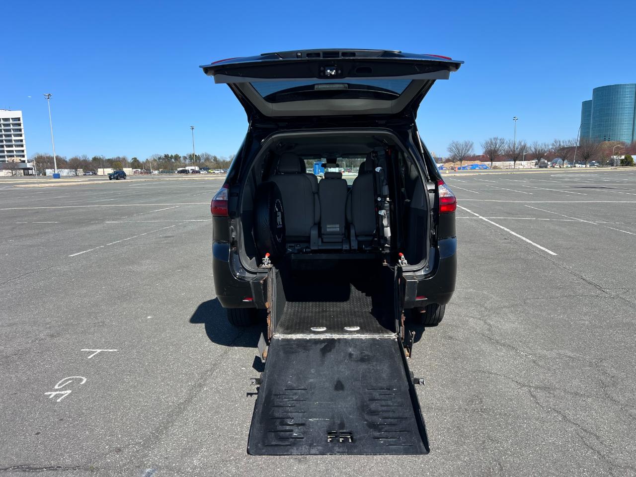 Toyota Sienna LE 7-Passenger Mobility 2020