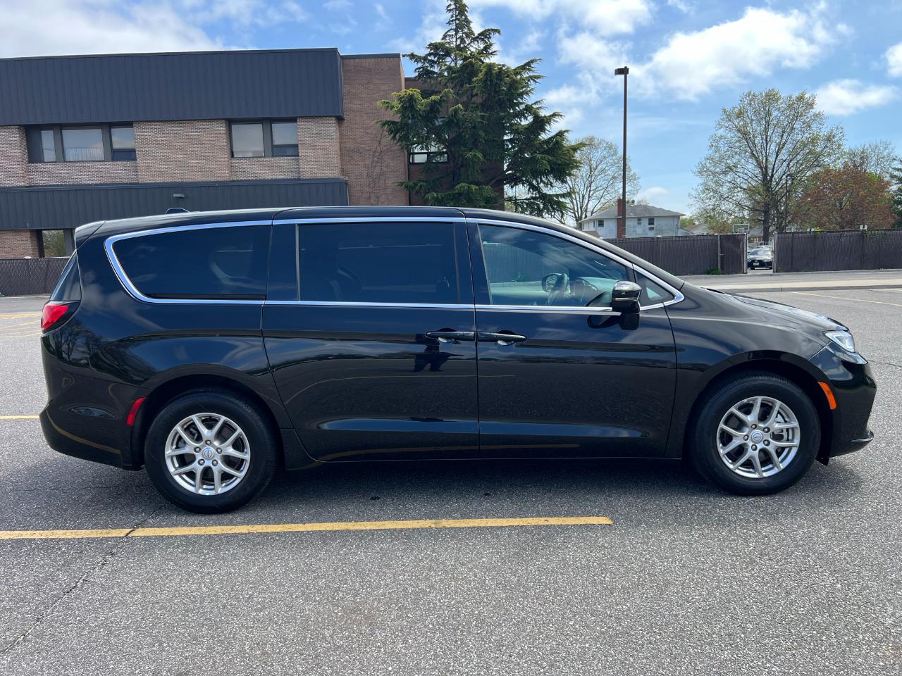 Chrysler Pacifica Select 2025