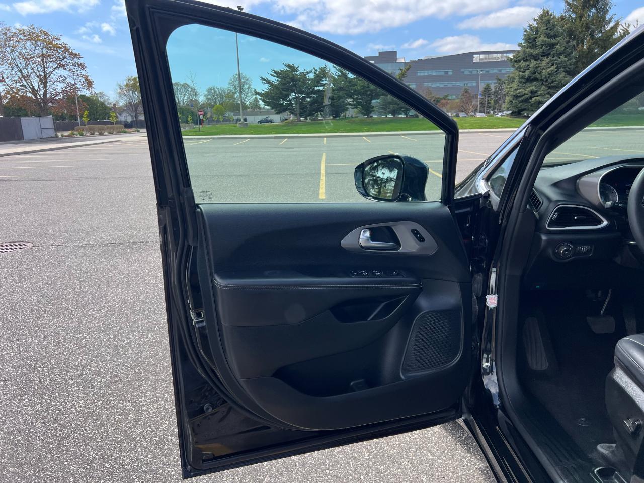 Chrysler Pacifica Select 2025