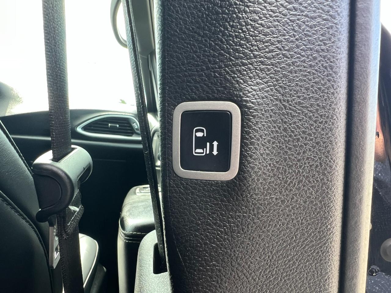 Chrysler Pacifica Select 2025