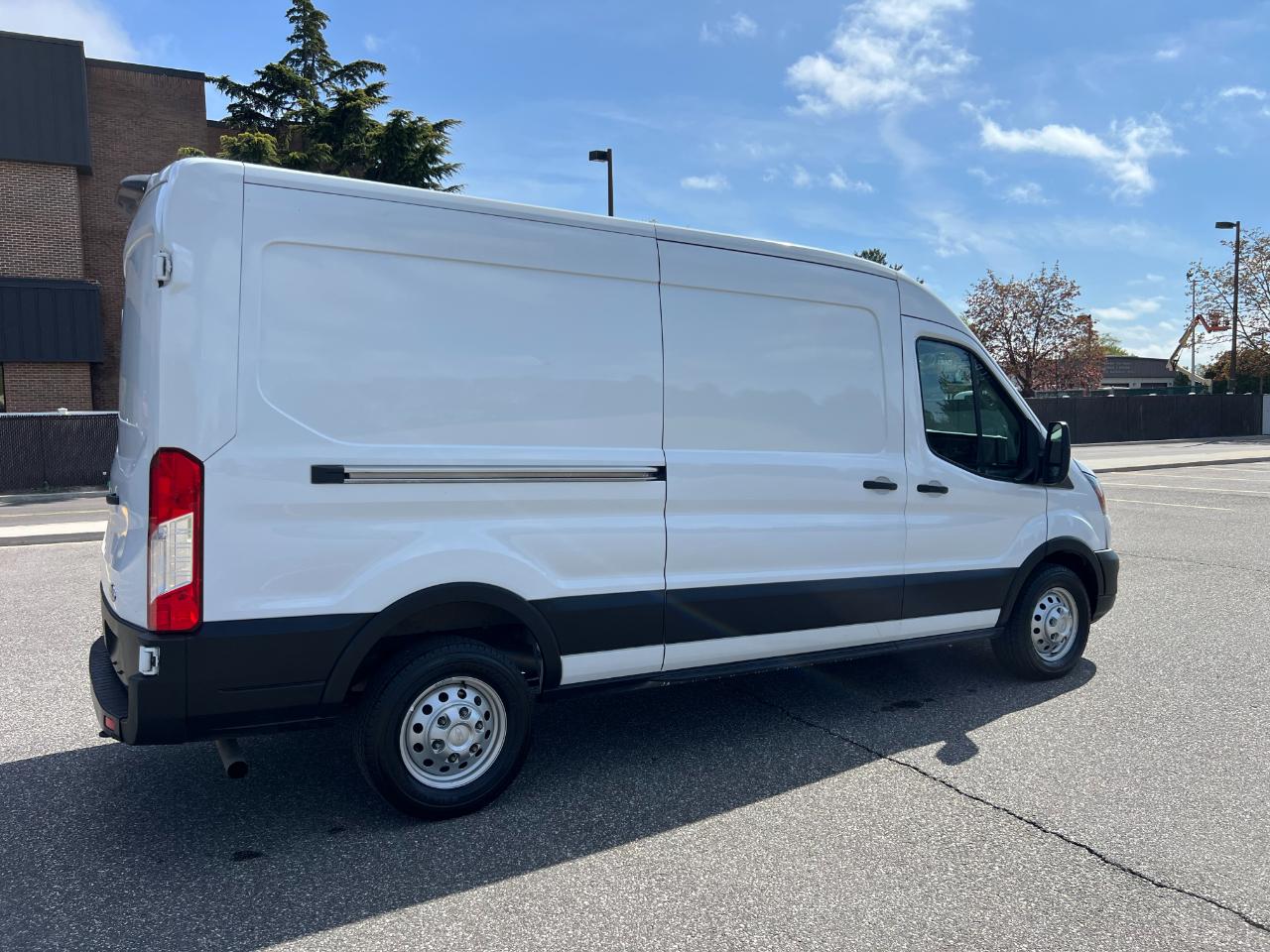 Ford Transit 250 Van Med. Roof w/Sliding Pass. 148-in. WB 2023