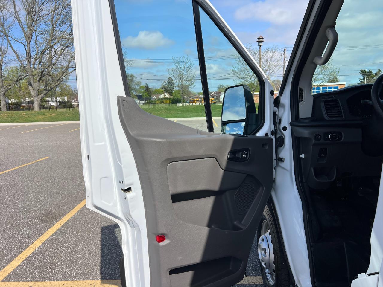 Ford Transit 250 Van Med. Roof w/Sliding Pass. 148-in. WB 2023