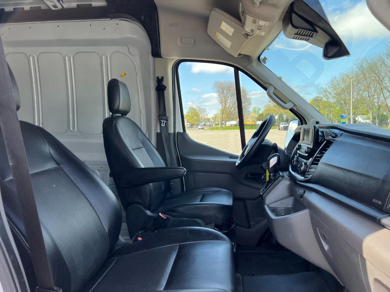 Ford Transit 250 Van Med. Roof w/Sliding Pass. 148-in. WB 2023