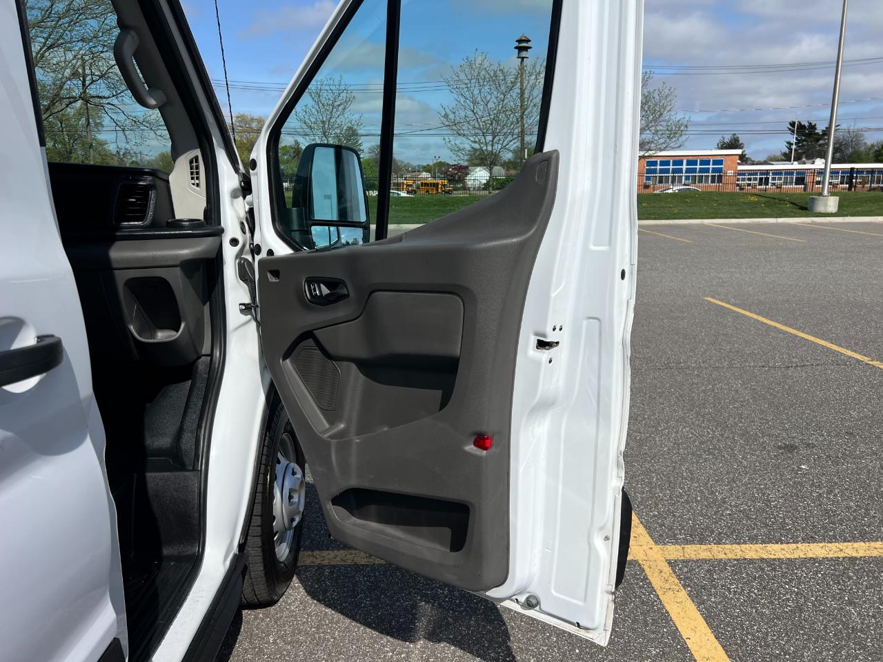 Ford Transit 250 Van Med. Roof w/Sliding Pass. 148-in. WB 2023