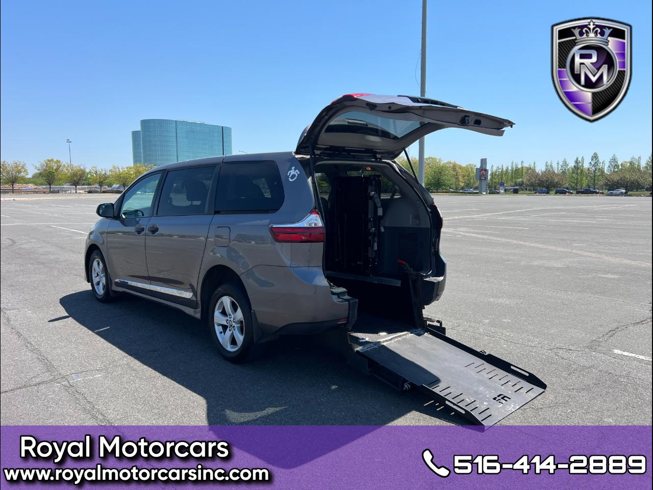 Toyota Sienna LE 7-Passenger Mobility 2020
