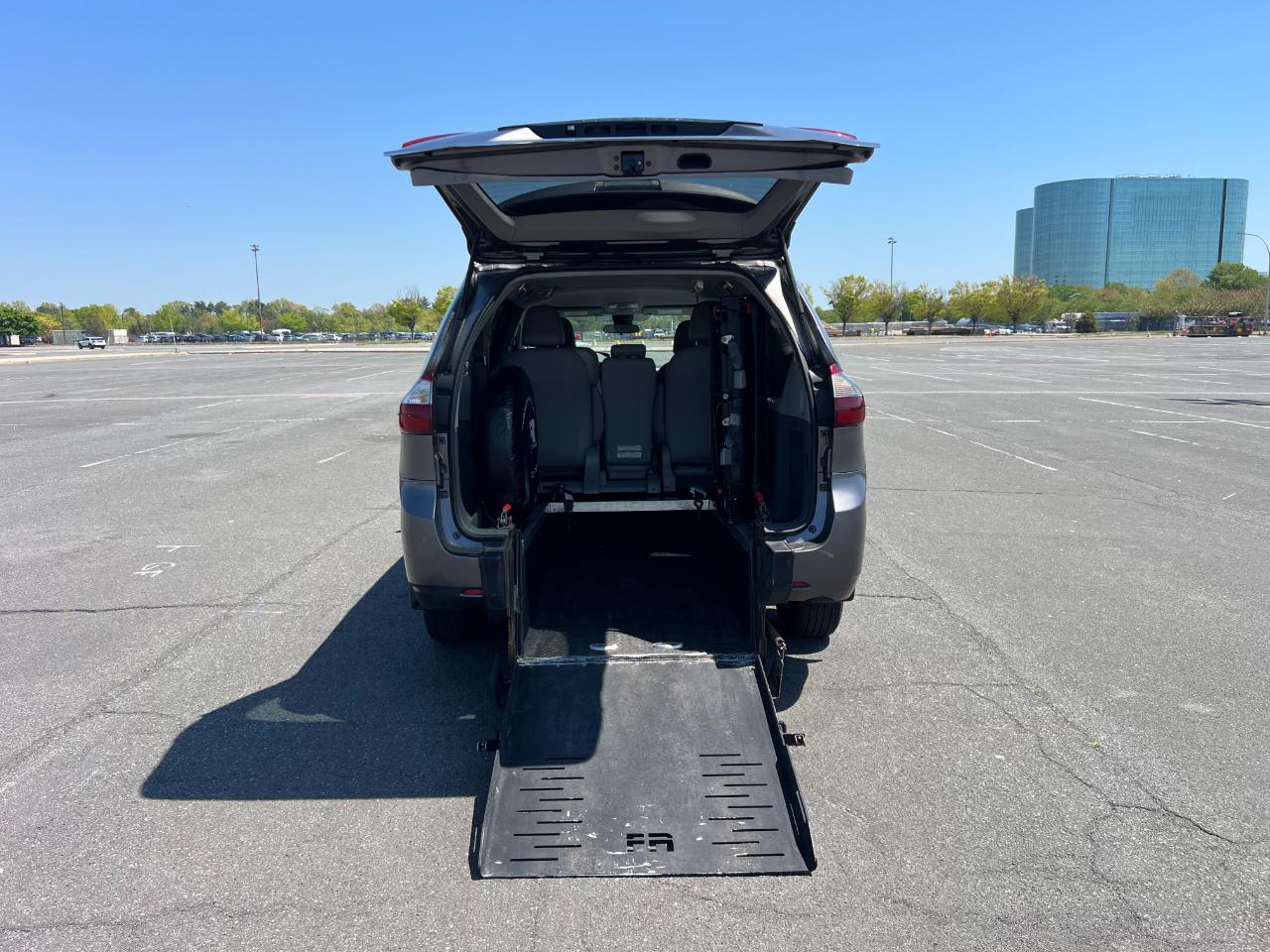 Toyota Sienna LE 7-Passenger Mobility 2020