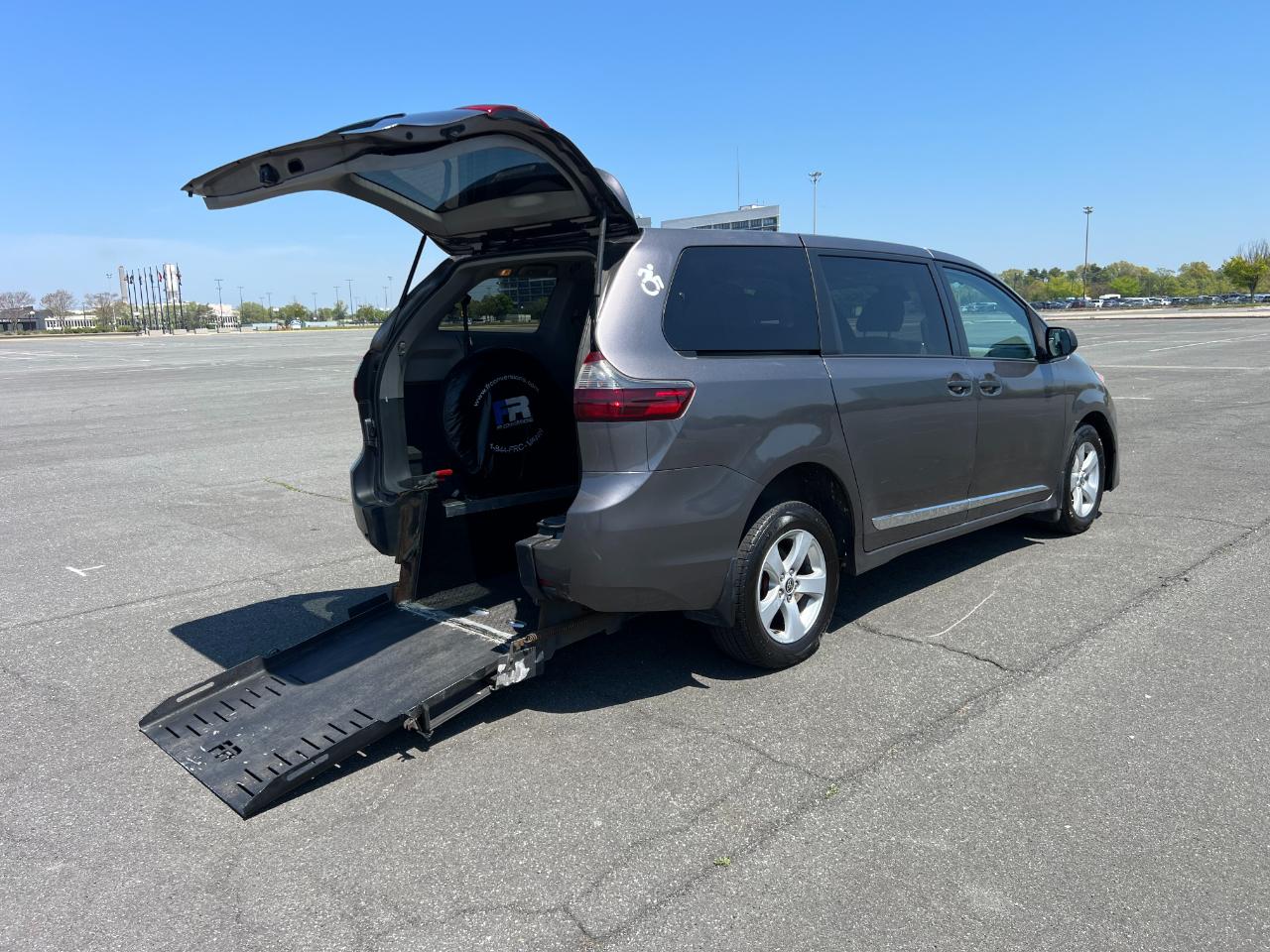 Toyota Sienna LE 7-Passenger Mobility 2020