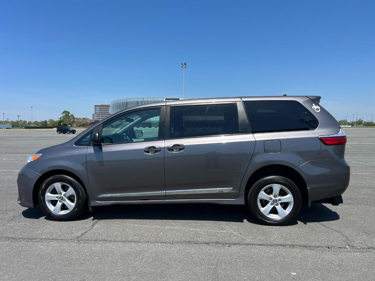 Toyota Sienna LE 7-Passenger Mobility 2020