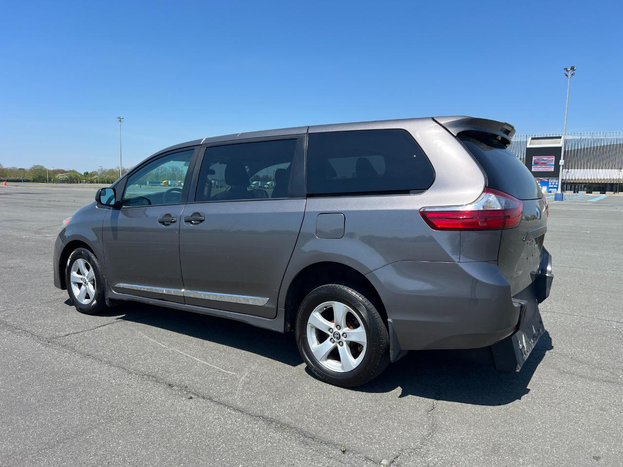 Toyota Sienna LE 7-Passenger Mobility 2020