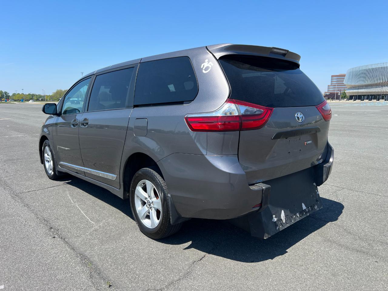 Toyota Sienna LE 7-Passenger Mobility 2020