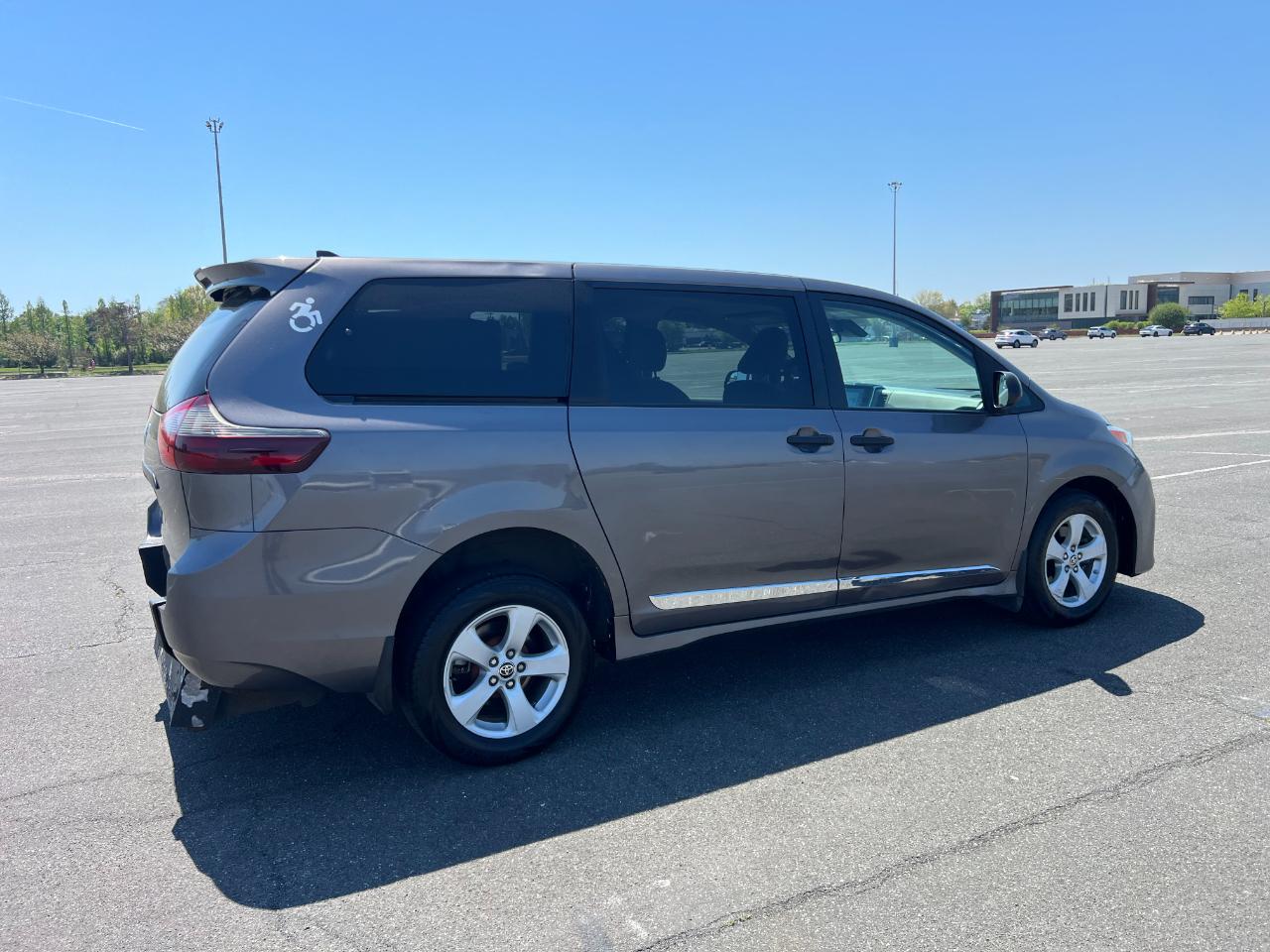 Toyota Sienna LE 7-Passenger Mobility 2020
