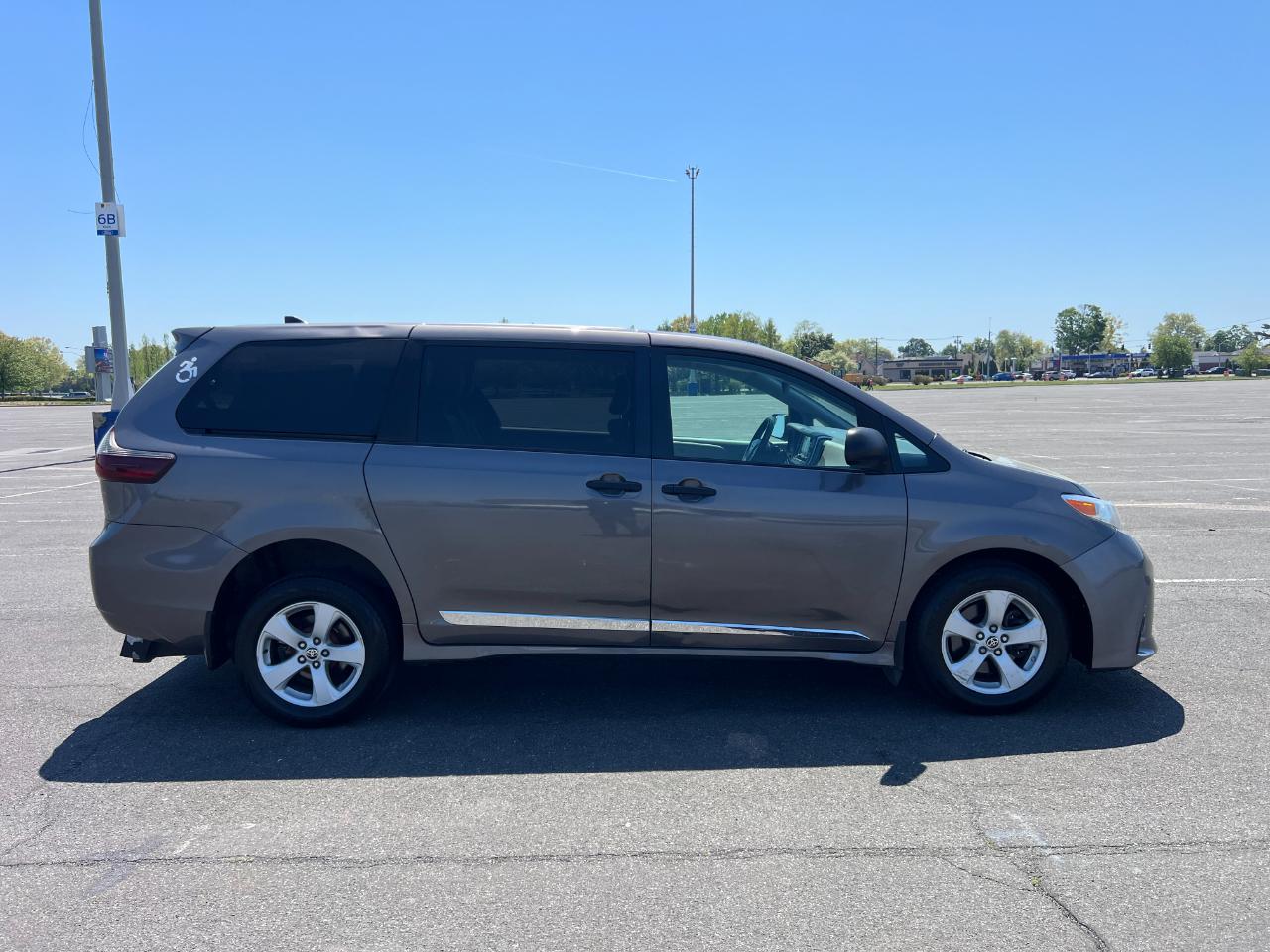 Toyota Sienna LE 7-Passenger Mobility 2020