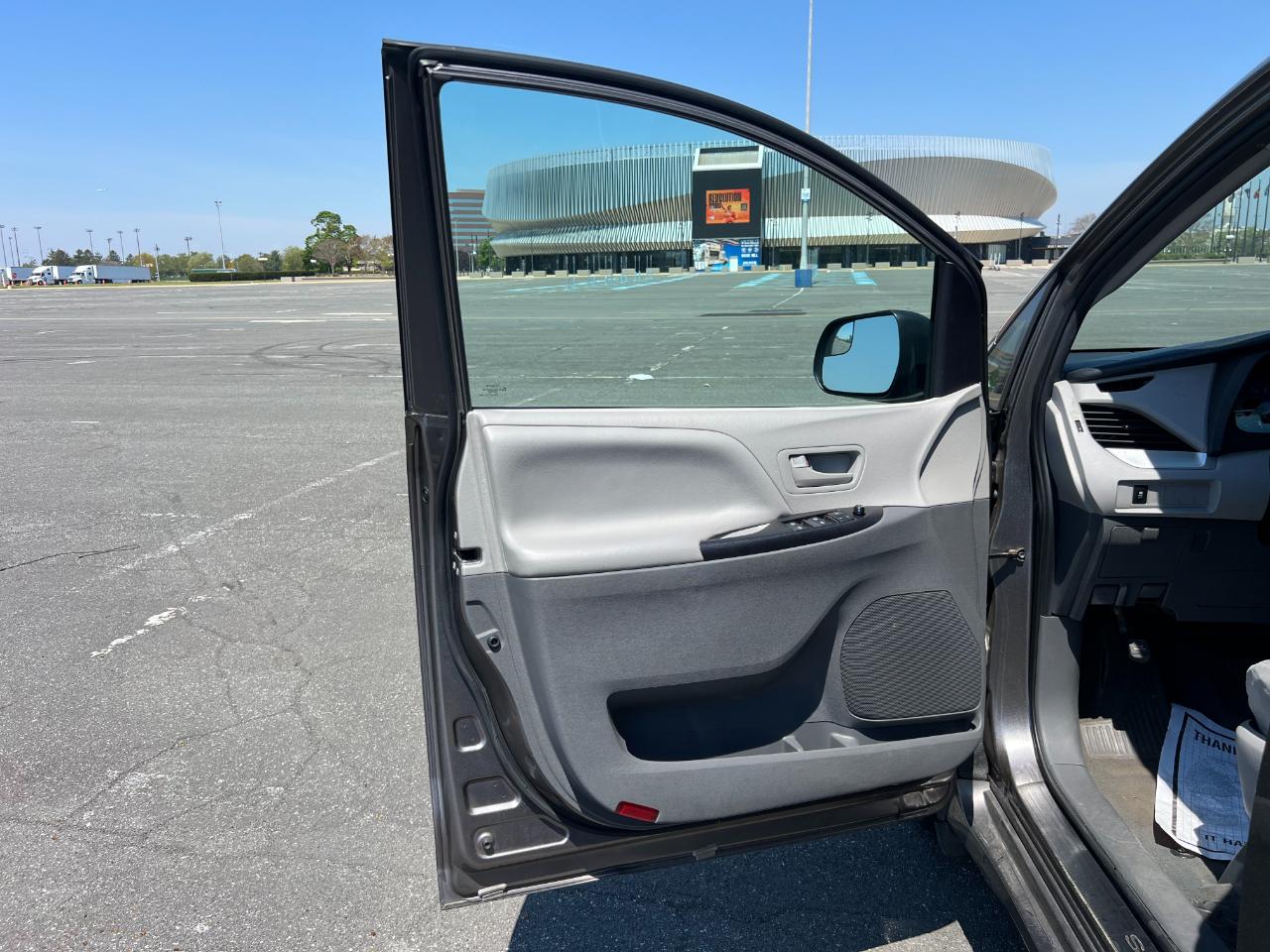 Toyota Sienna LE 7-Passenger Mobility 2020