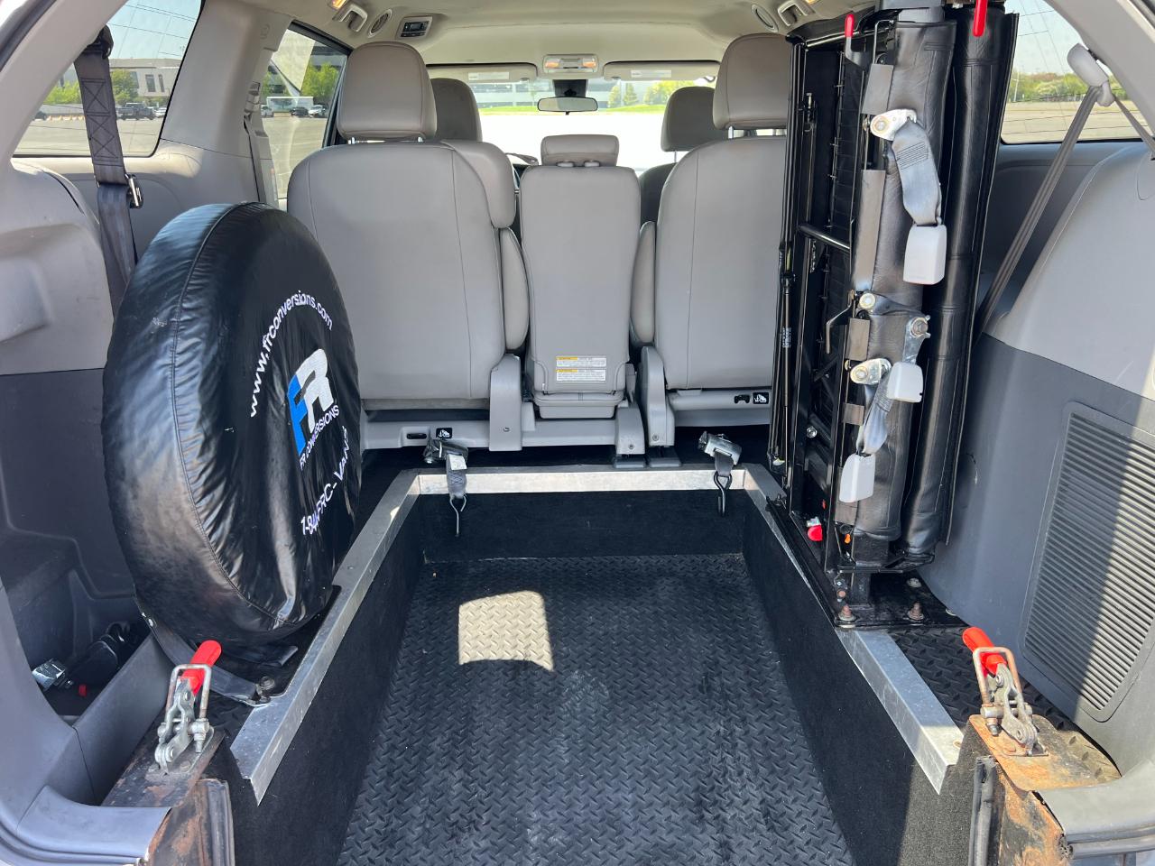 Toyota Sienna LE 7-Passenger Mobility 2020