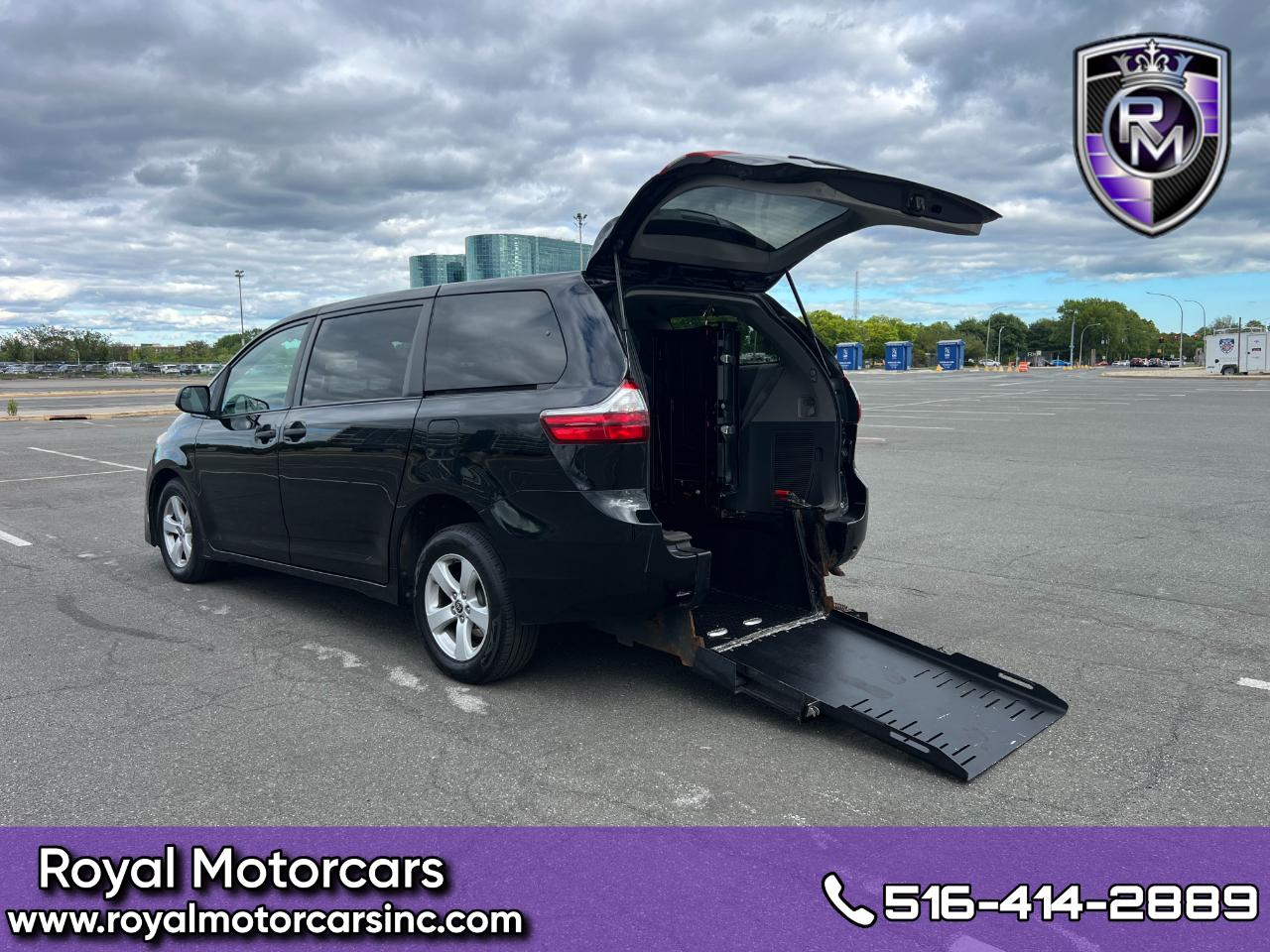 Toyota Sienna LE 7-Passenger Mobility 2020