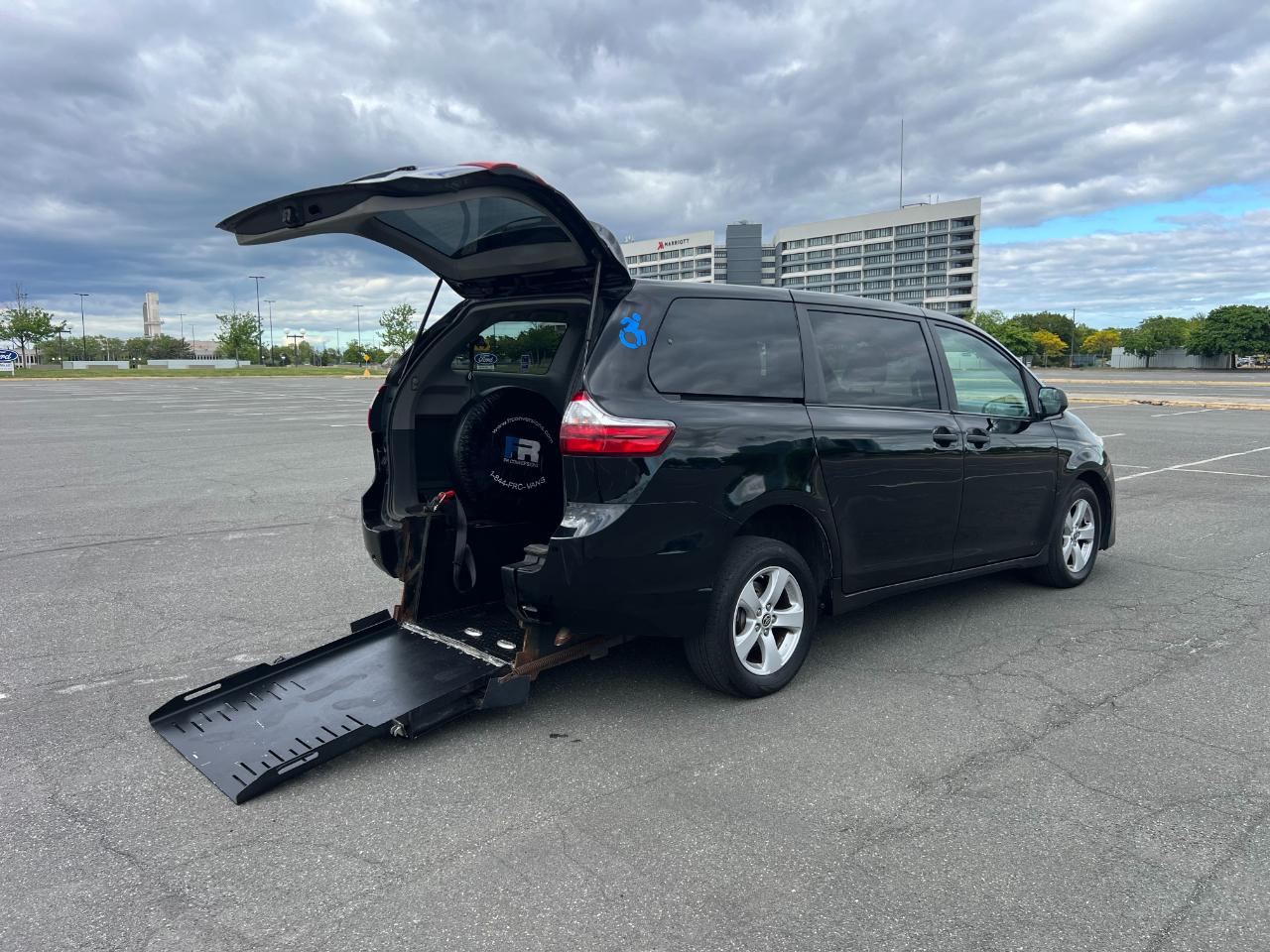 Toyota Sienna LE 7-Passenger Mobility 2020