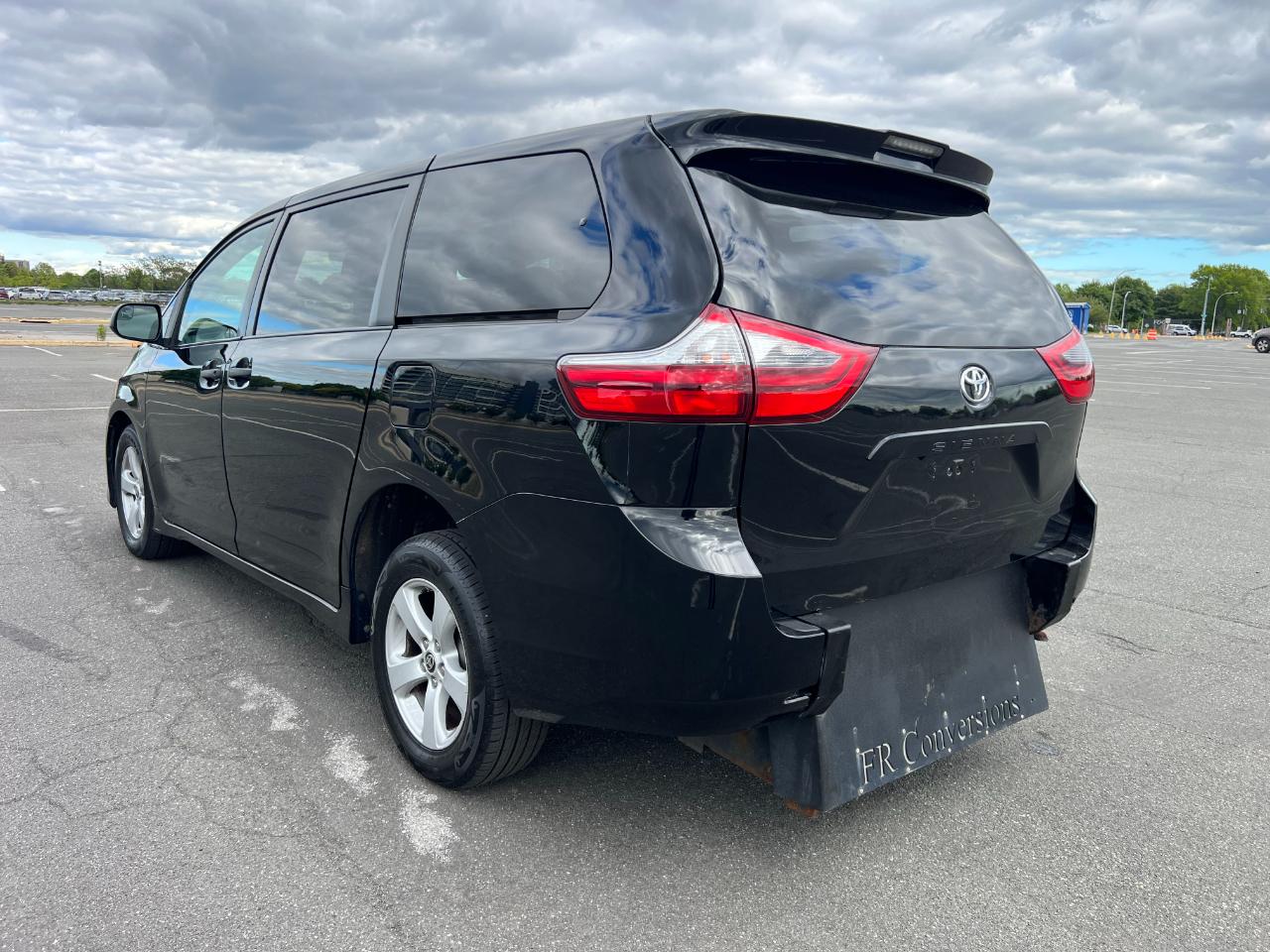 Toyota Sienna LE 7-Passenger Mobility 2020