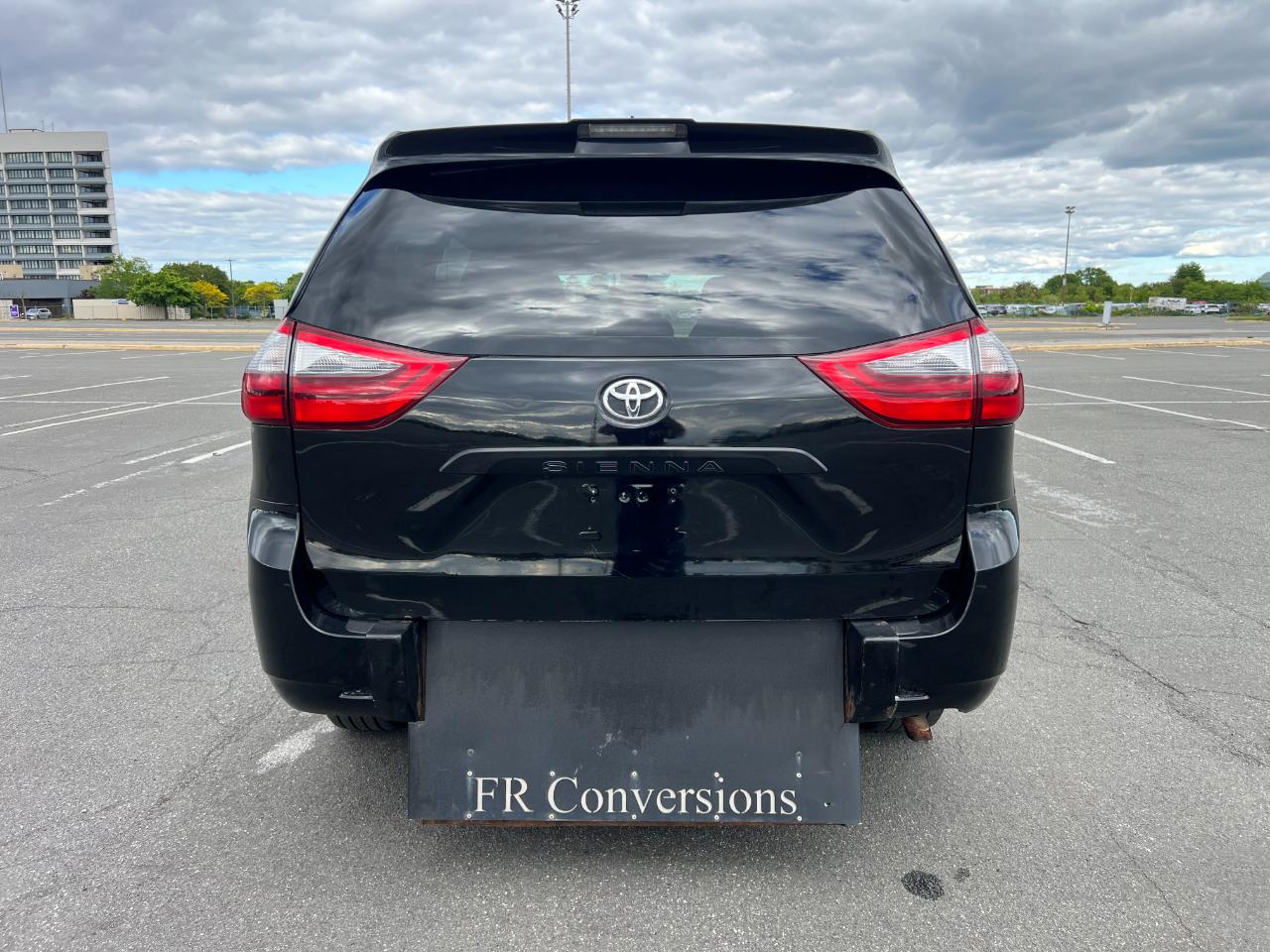 Toyota Sienna LE 7-Passenger Mobility 2020