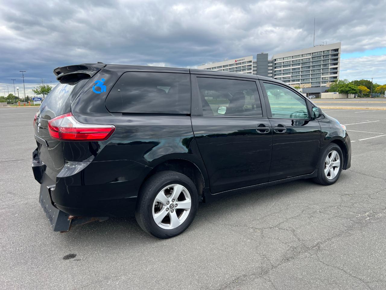 Toyota Sienna LE 7-Passenger Mobility 2020