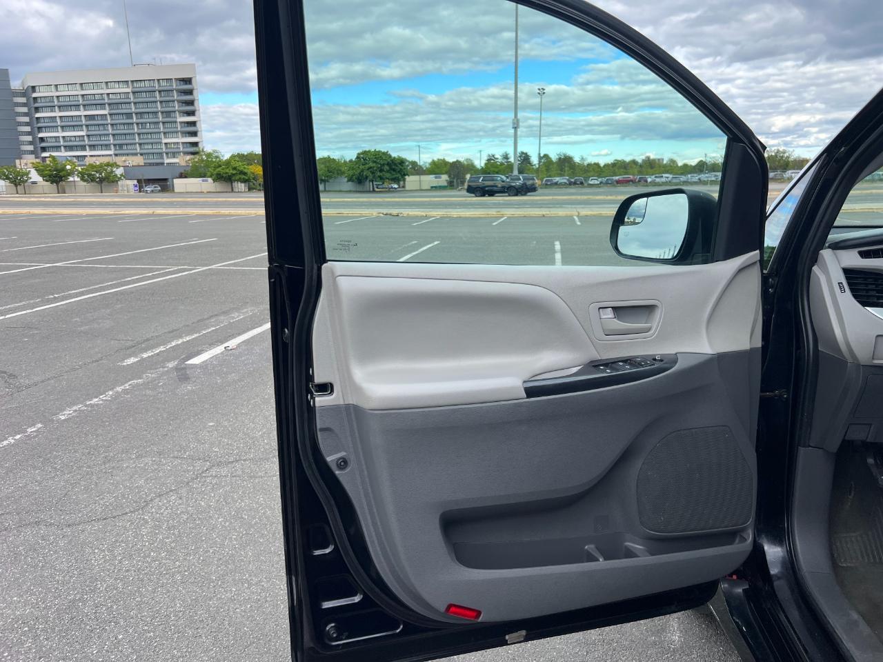 Toyota Sienna LE 7-Passenger Mobility 2020
