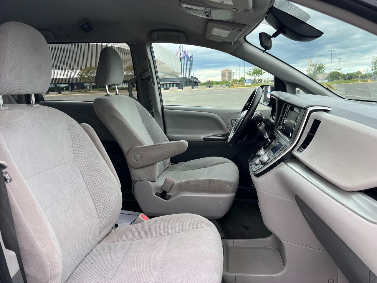 Toyota Sienna LE 7-Passenger Mobility 2020