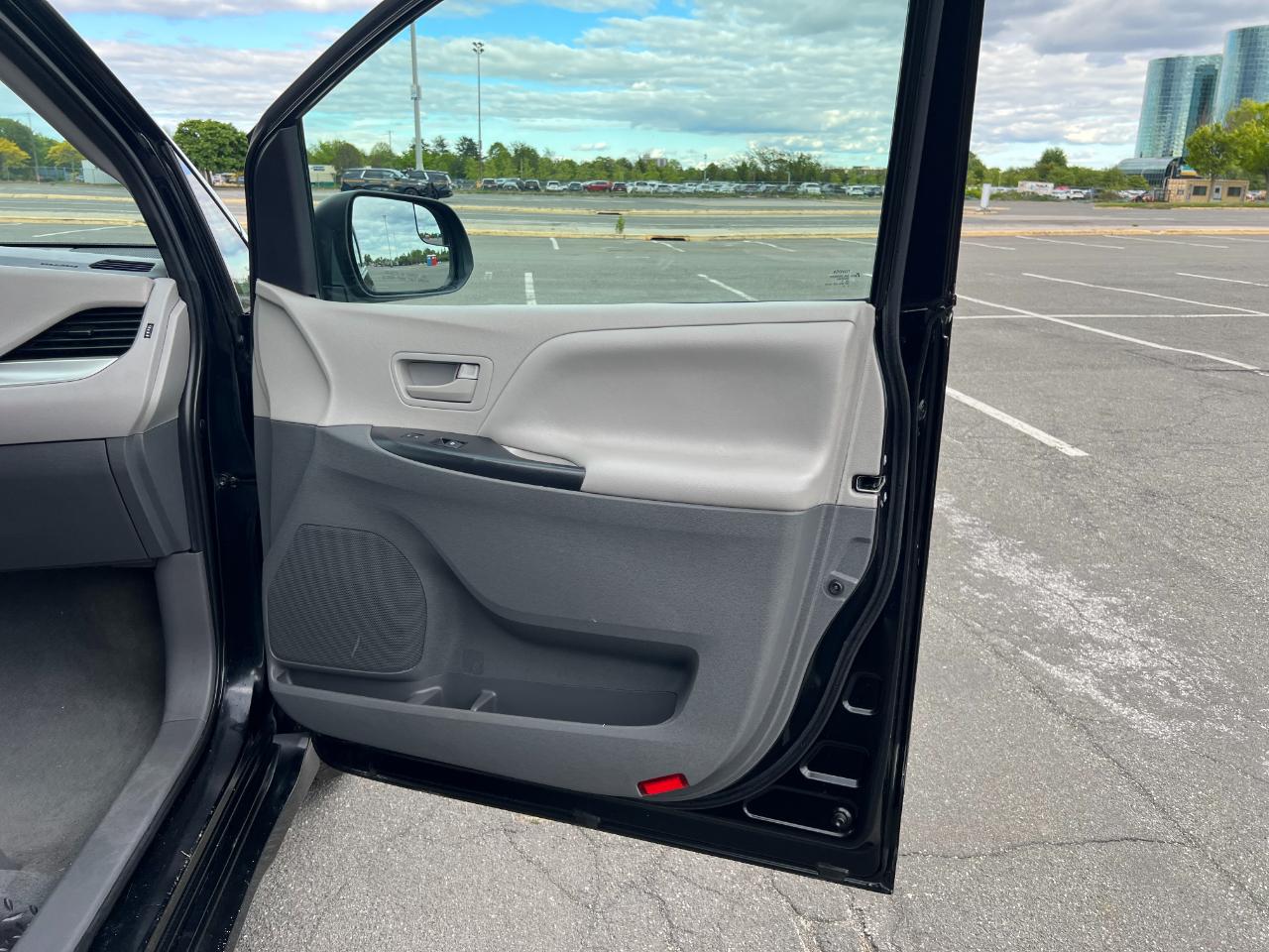 Toyota Sienna LE 7-Passenger Mobility 2020