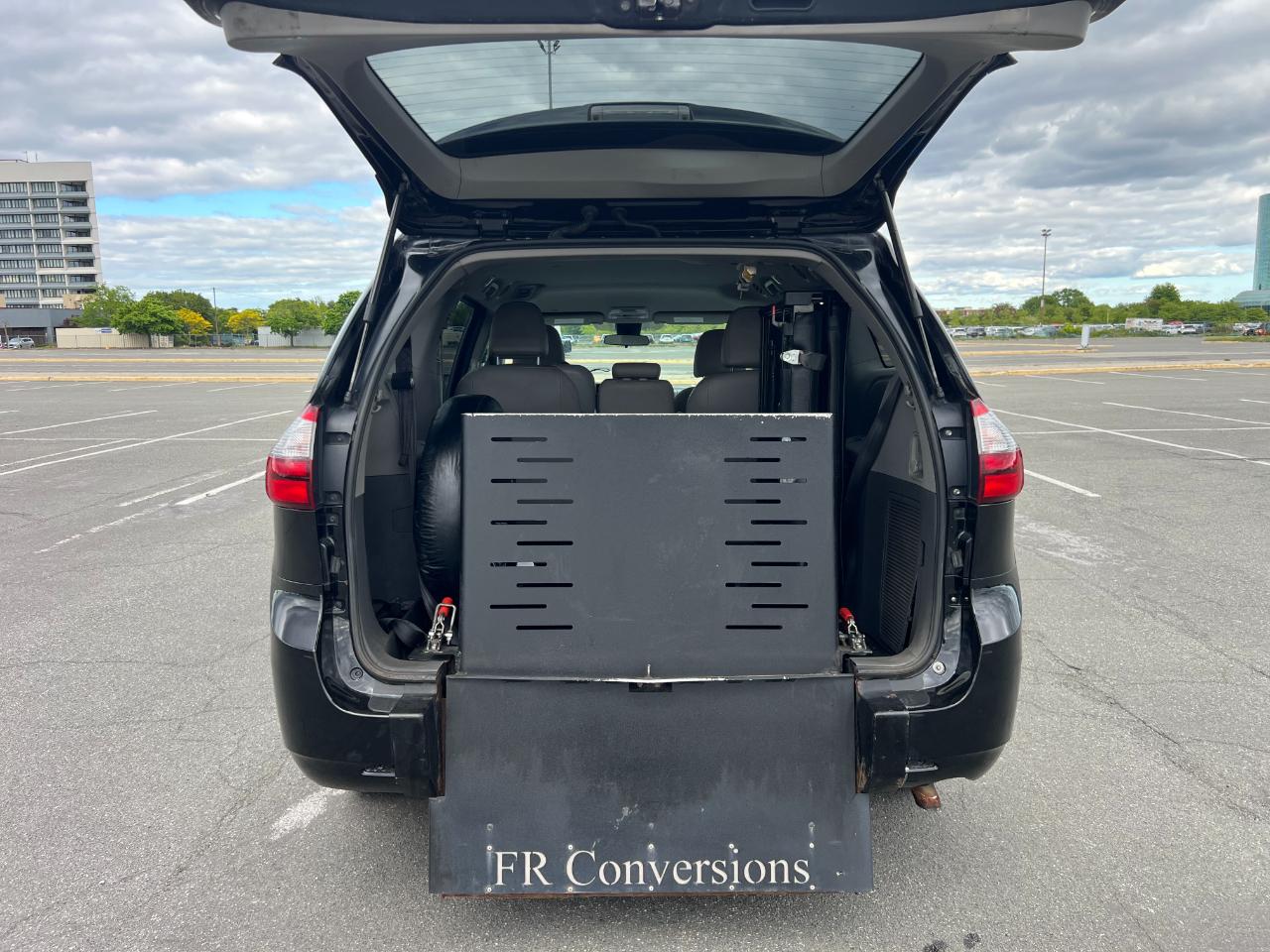 Toyota Sienna LE 7-Passenger Mobility 2020