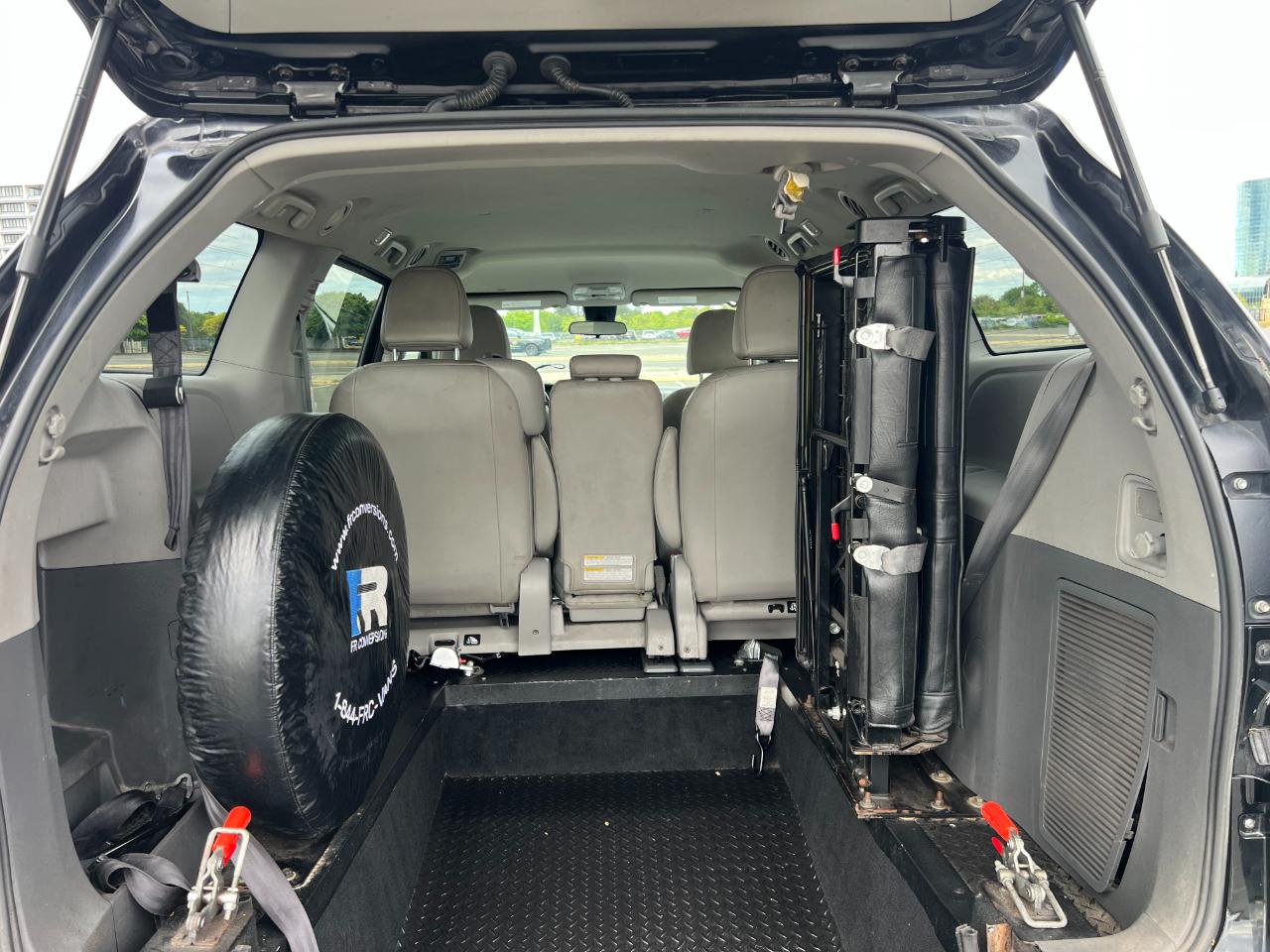Toyota Sienna LE 7-Passenger Mobility 2020