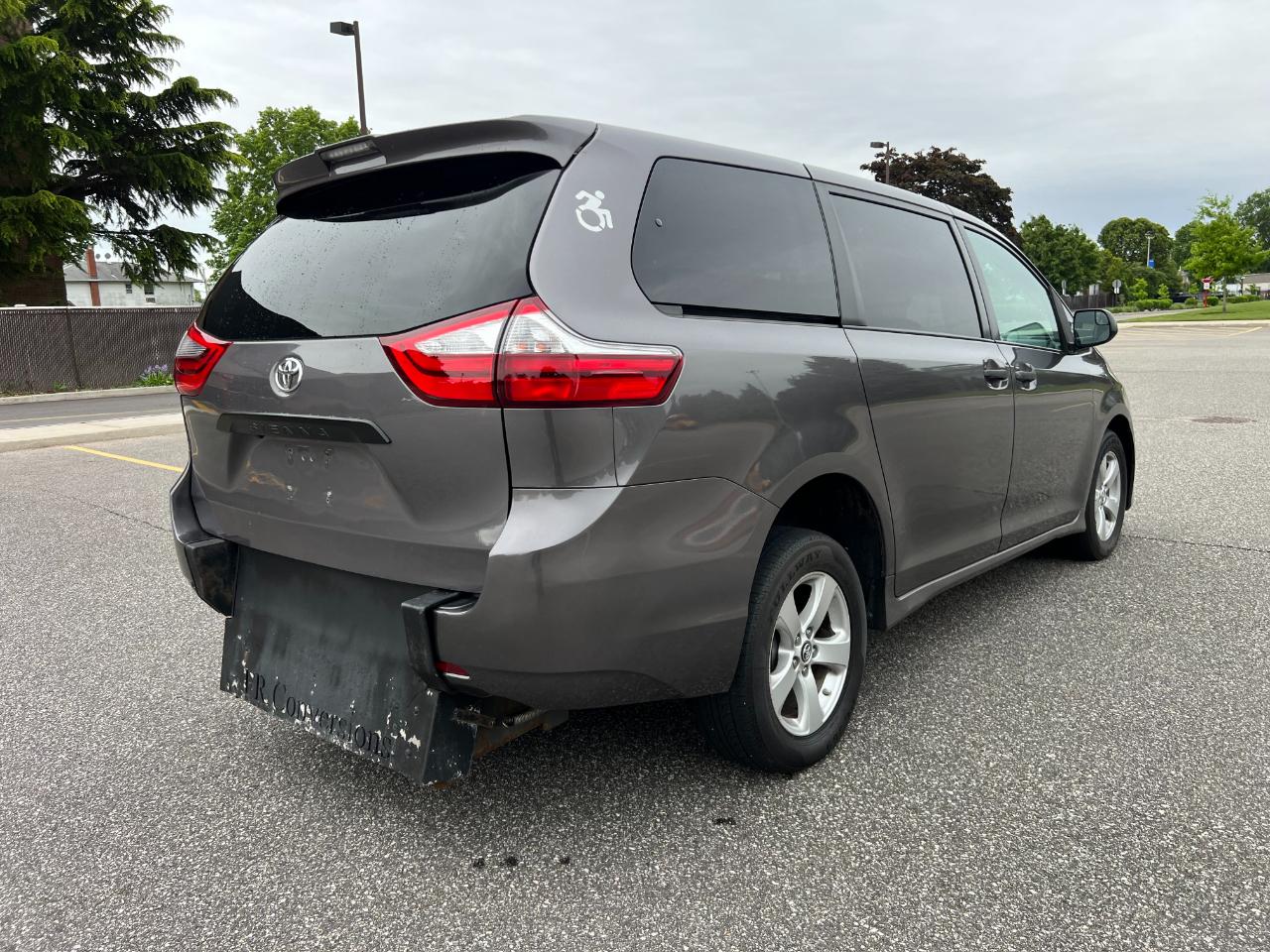 Toyota Sienna LE 7-Passenger Mobility 2020