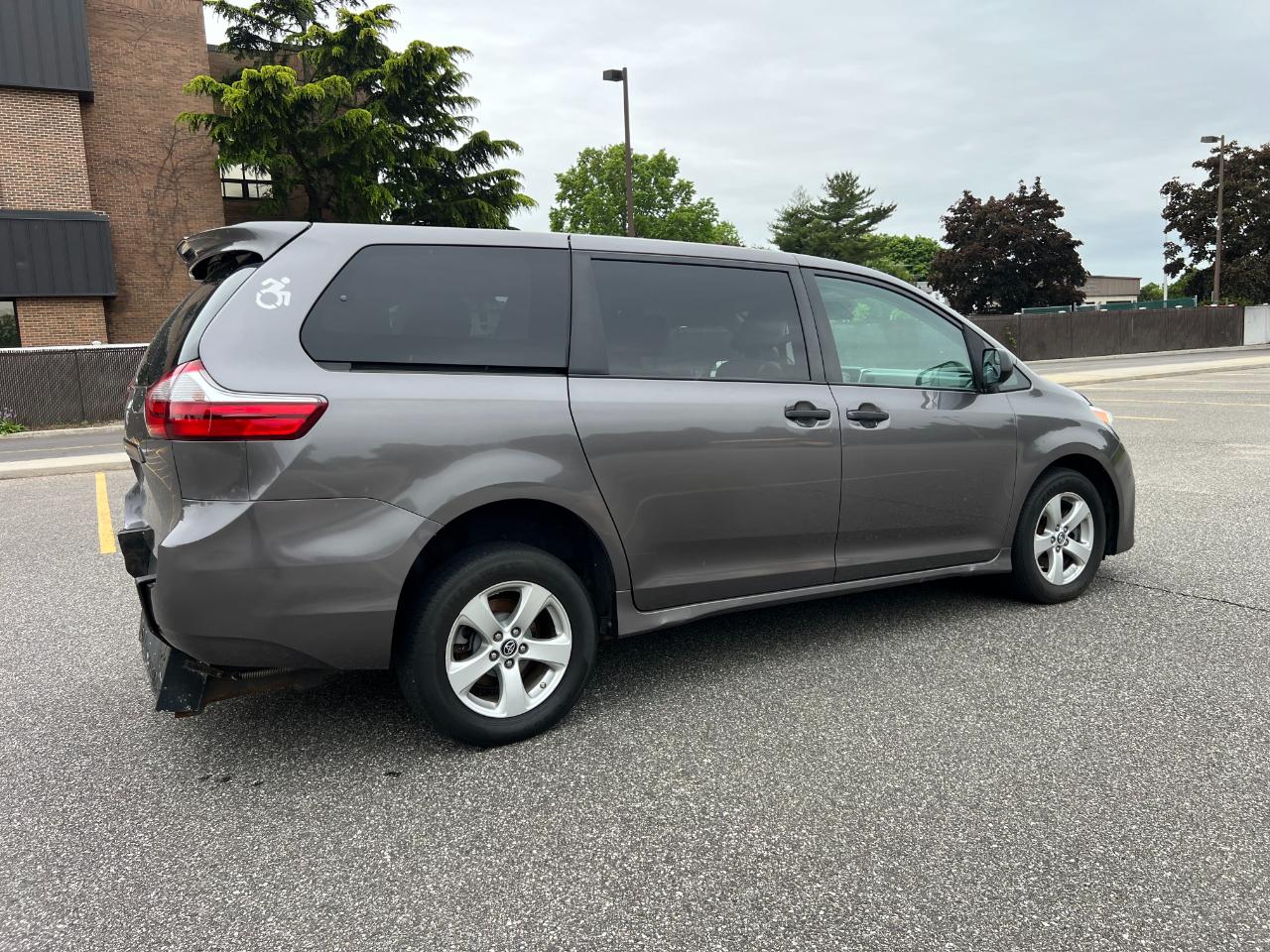 Toyota Sienna LE 7-Passenger Mobility 2020