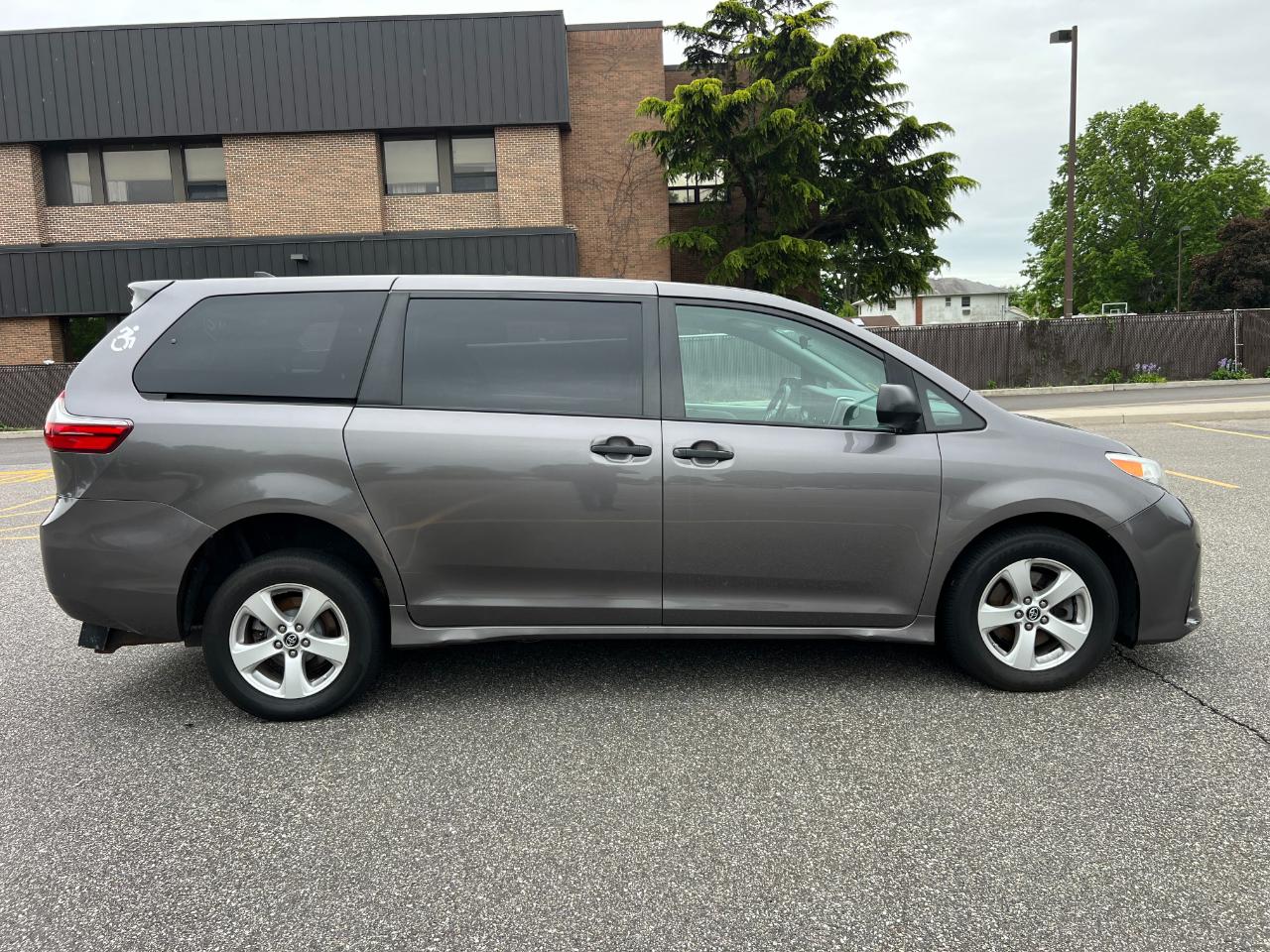 Toyota Sienna LE 7-Passenger Mobility 2020