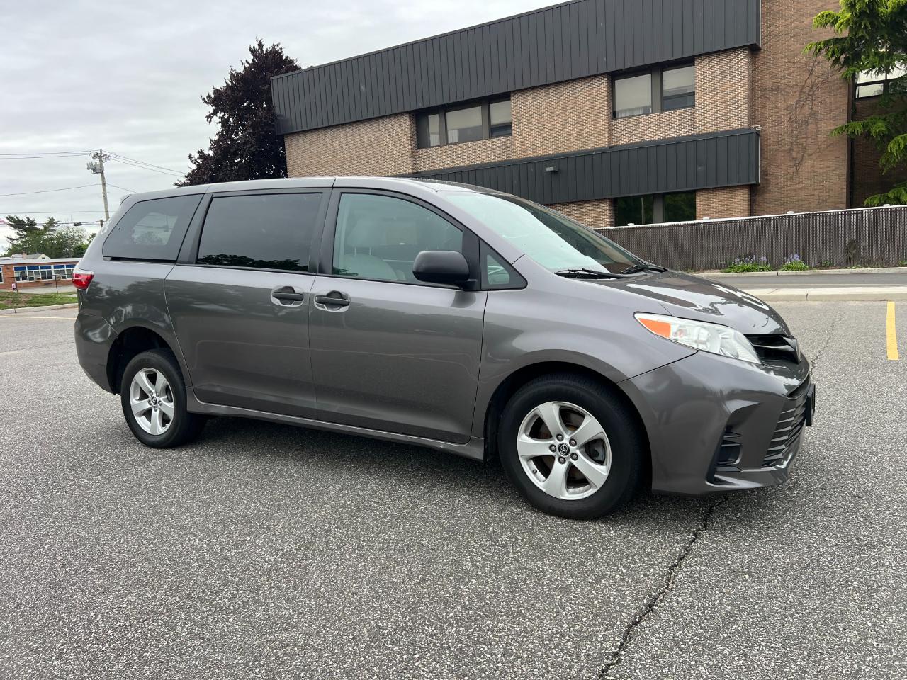 Toyota Sienna LE 7-Passenger Mobility 2020