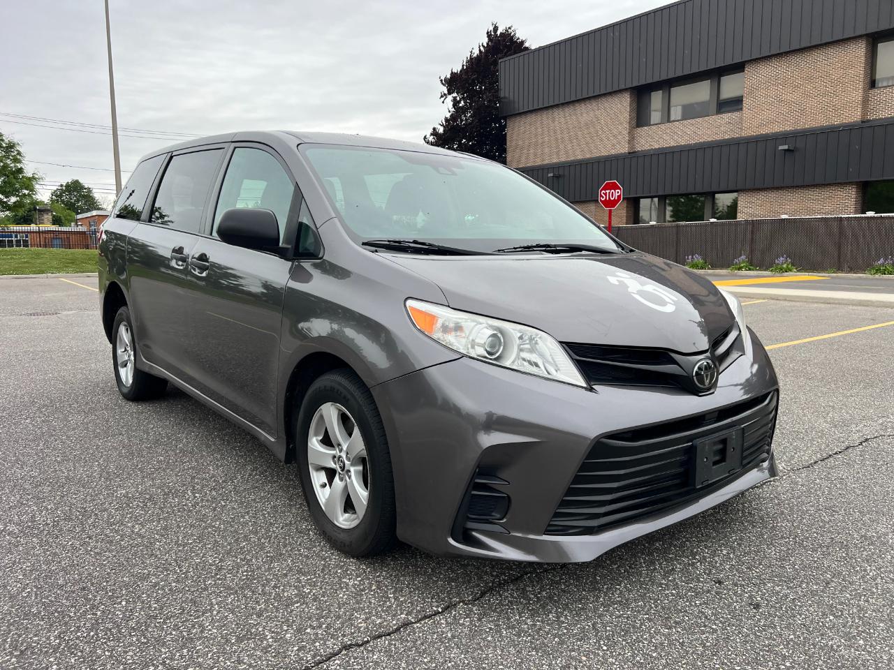 Toyota Sienna LE 7-Passenger Mobility 2020