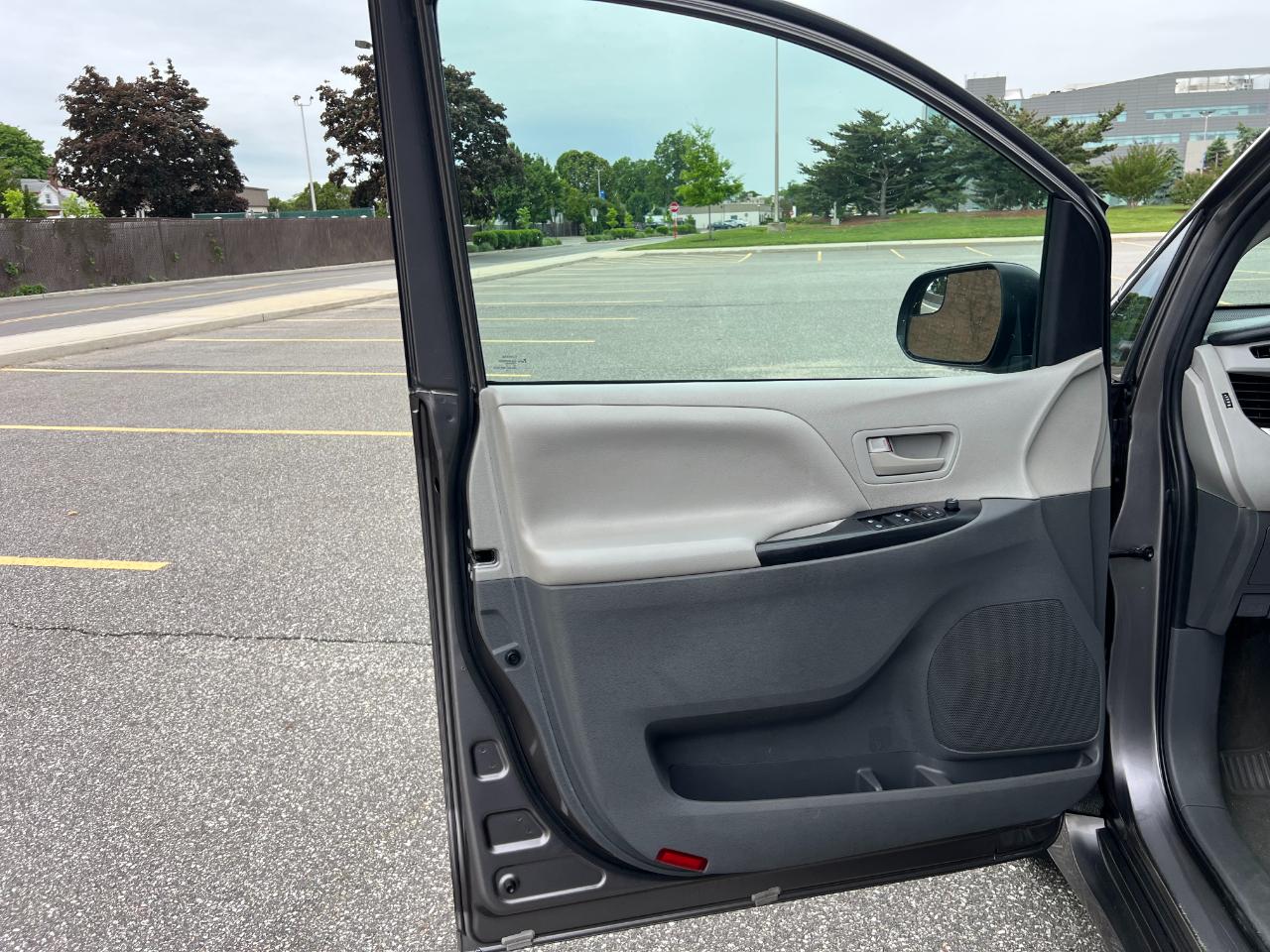 Toyota Sienna LE 7-Passenger Mobility 2020
