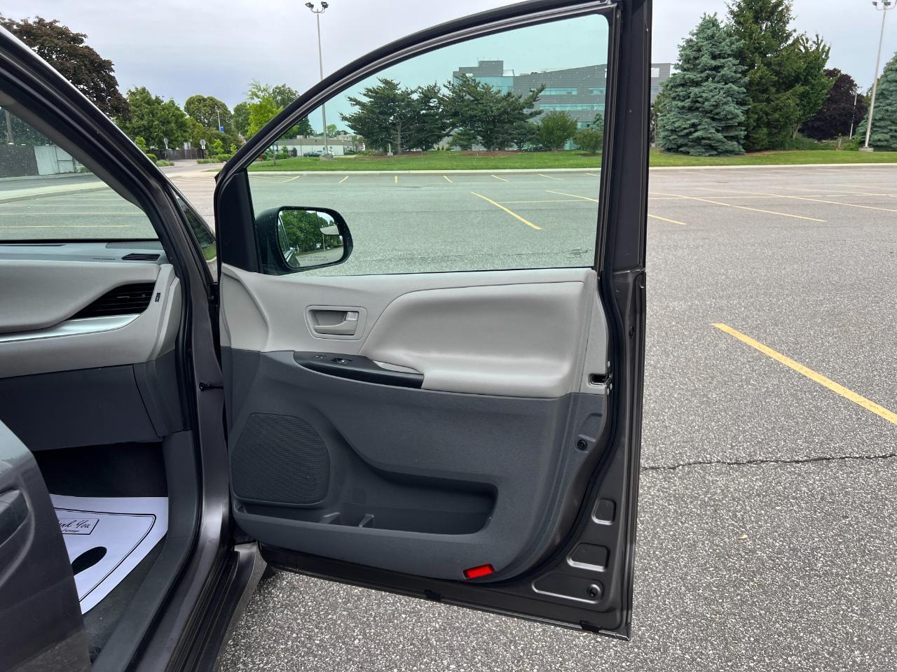 Toyota Sienna LE 7-Passenger Mobility 2020